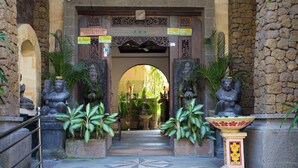 A stone entrance with a sign indicating 'Vacant Room'. - Grand Sehati & Spa Ubud (Ubud)