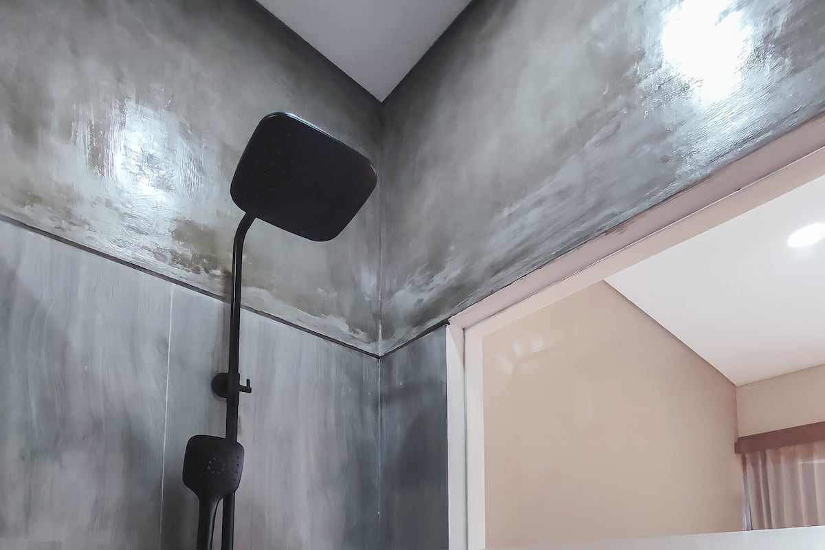 Chambre supérieure double ou avec lits jumeaux | Salle de bain | Douche, douche cascade, articles de toilette (gratuits)