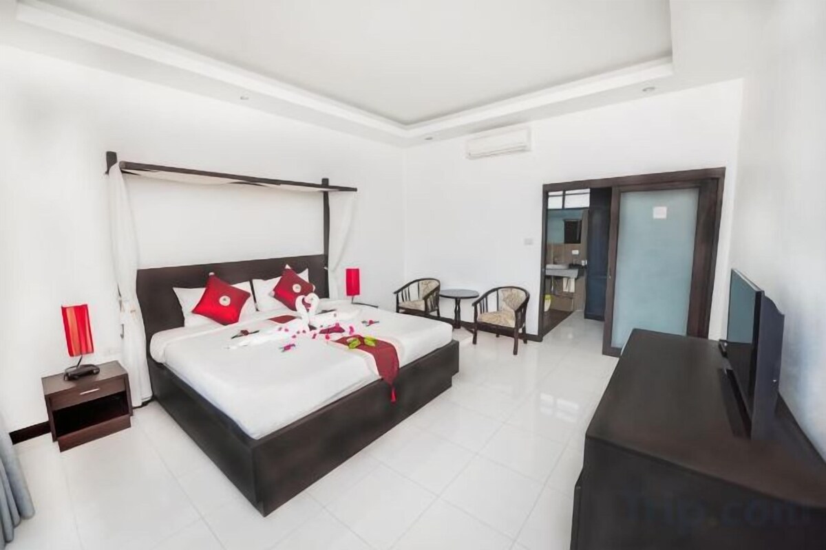 Desk, soundproofing, WiFi (free), bed sheets
