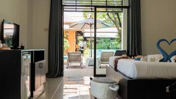 Kahden hengen deluxe-huone, näköala lomakeskukseen, uima-altaan luona | Työpöytä, äänieristys, ilmainen Wi-Fi, vuodevaatteet