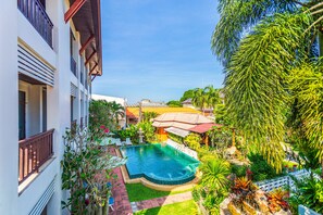 Outdoor pool, pool umbrellas, sun loungers - Phuket Monaburi Boutique Hotel (Rawai)
