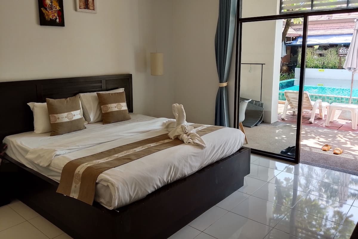 Chambre Double Deluxe, vue établissement, en bord de piscine
