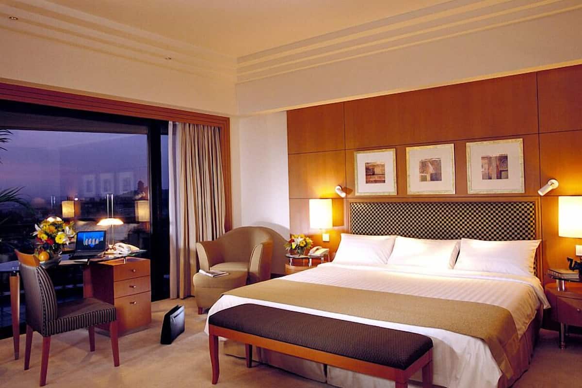Deluxe King Room with Garden-view | Minibar, in-room safe, desk, blackout curtains