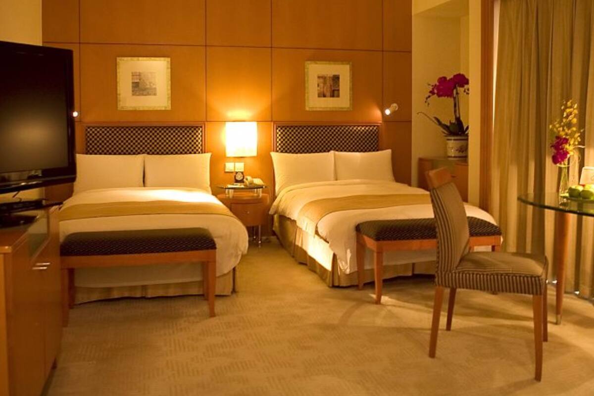 Deluxe King or Twin Room | Minibar, in-room safe, desk, blackout drapes