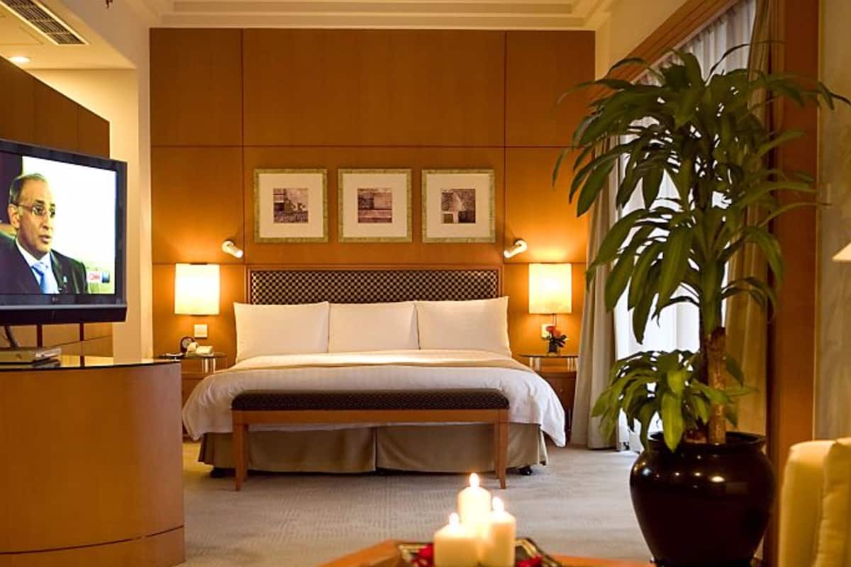 Superior King Room | Minibar, in-room safe, desk, blackout drapes