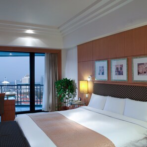 Minibar, caja de seguridad en la habitación y escritorio