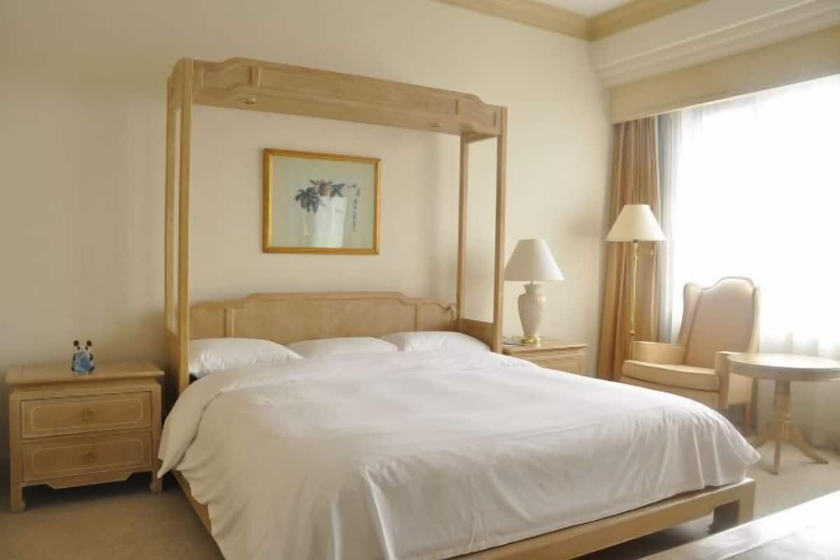 Minibar, in-room safe, desk, blackout curtains