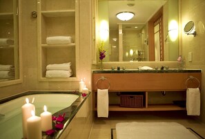 Superior King Room | Bathroom | Separate tub and shower, free toiletries, hair dryer, bathrobes - PARKVIEW DINGSHAN HOTEL (Nanjing)
