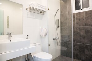 Hair dryer, slippers, bidet, towels - Bai Sha Tan Cottage (Hengchun)