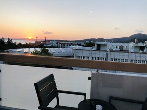 Deluxe Double Room, 1 King Bed, Balcony | Blackout drapes, soundproofing, free WiFi, bed sheets - Bai Sha Tan Cottage (Hengchun)