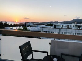 Habitación Deluxe doble, 1 cama de matrimonio grande, balcón | Cortinas opacas, sistema de insonorización, wifi gratis y ropa de cama