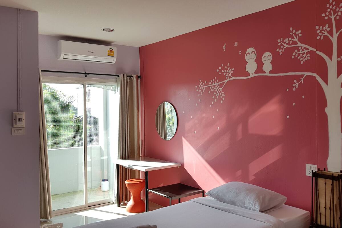 Standard Twin Room | Bàn, màn/rèm cản sáng, truy cập Internet không dây miễn phí 