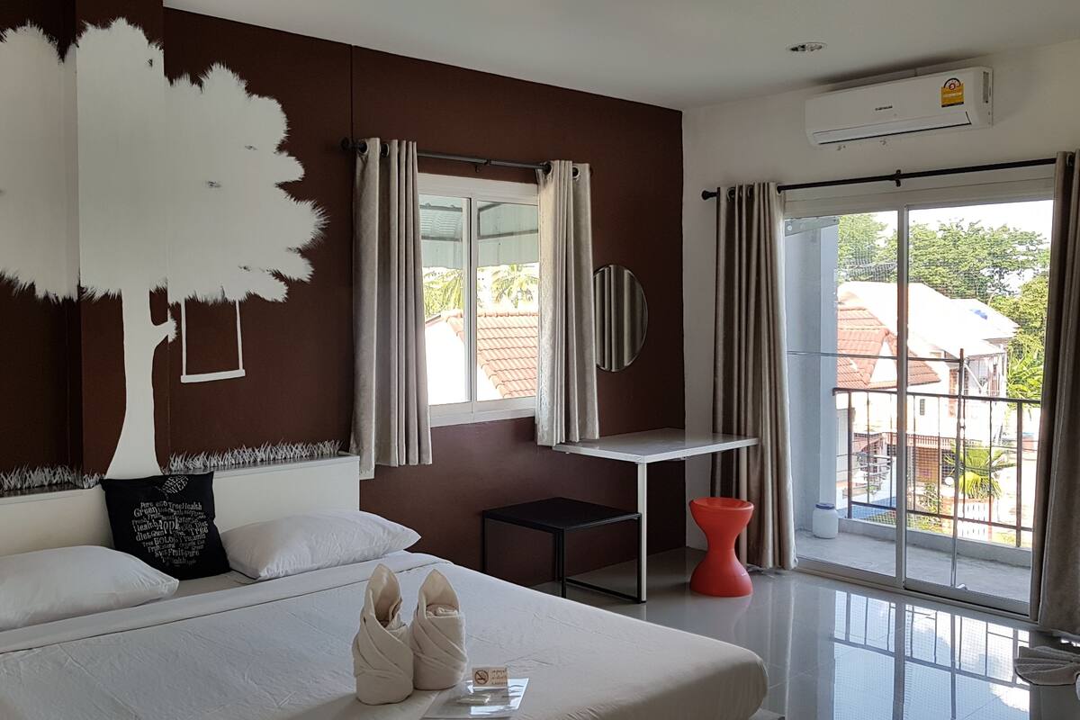 Standard Double Room | Bàn, màn/rèm cản sáng, truy cập Internet không dây miễn phí 