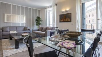 Appartamento, 2 camere da letto, vista città (Duomo Attic) | Area soggiorno | TV a schermo piatto 32 pollici con canali via cavo