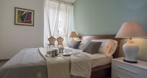 Appartement, 2 slaapkamers, uitzicht op stad (Duomo Attic) | Een laptopwerkplek, een strijkplank/strijkijzer, gratis wifi, beddengoed