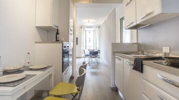 Apartamento, 2 quartos, vista para a cidade (Duomo Attic) | Cozinha privada | Geladeira, micro-ondas, fogão, cooktop
