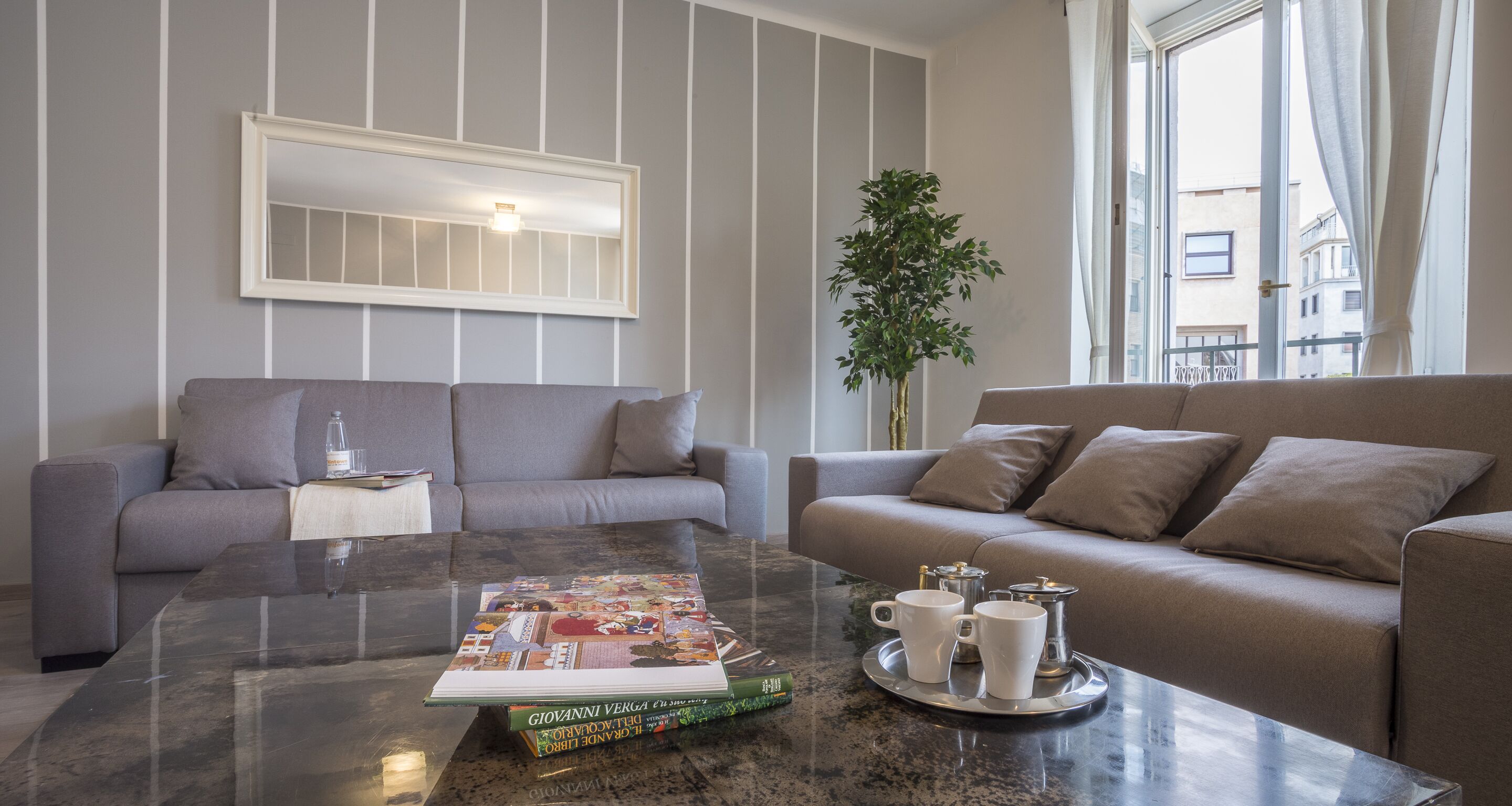 Appartamento, 2 camere da letto, vista città (Duomo Attic) | Area soggiorno | TV a schermo piatto 32 pollici con canali via cavo