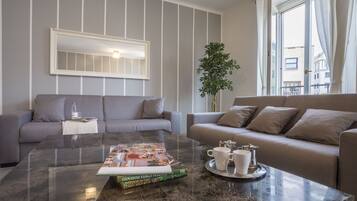 Appartamento, 2 camere da letto, vista città (Duomo Attic) | Area soggiorno | TV a schermo piatto 32 pollici con canali via cavo