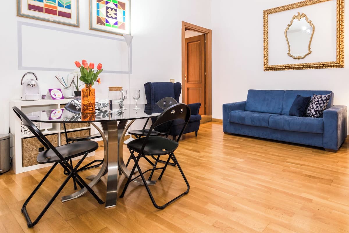 Appartement, 1 lit double et 1 canapé-lit | Coin séjour | Télévision à écran plat de 32 pouces avec chaînes par câble