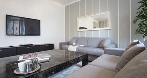 Appartement, 2 slaapkamers, uitzicht op stad (Duomo Attic) | Woonruimte | Een 32-inch flatscreentelevisie met kabelzenders