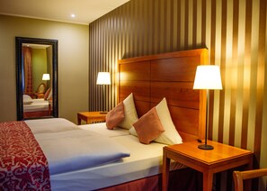 Hypo-allergenic bedding, desk, free WiFi, bed sheets