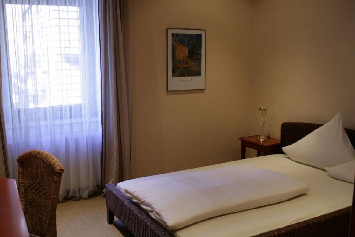 Hypo-allergenic bedding, desk, free WiFi, bed sheets