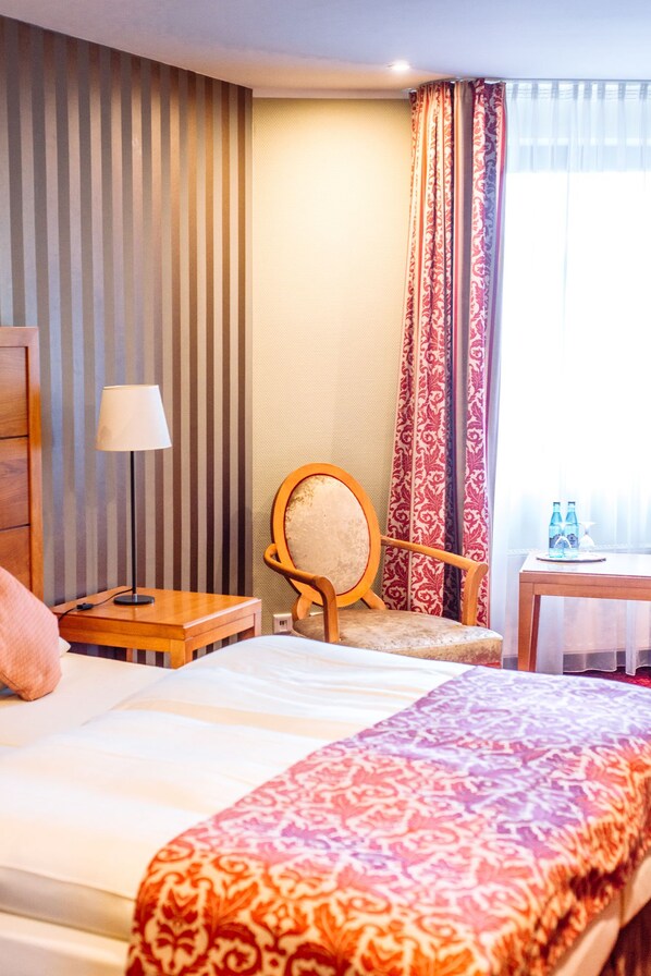 Hypo-allergenic bedding, desk, free WiFi, bed sheets