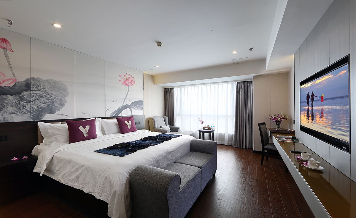 deluxe room | in-room safe, desk, blackout curtains, rollaway beds