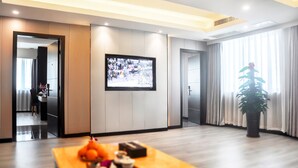 Suite ejecutiva, 2 habitaciones | Caja fuerte, escritorio, cortinas opacas y camas supletorias