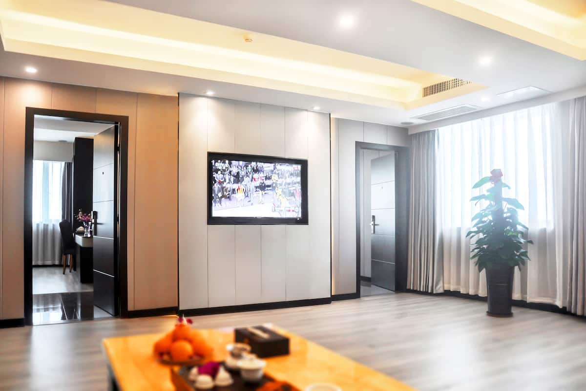 Suite ejecutiva, 2 habitaciones | Caja fuerte, escritorio, cortinas opacas y camas supletorias