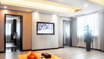 Suite ejecutiva, 2 habitaciones | Caja de seguridad en la habitación, escritorio y cortinas blackout