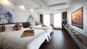 Habitación Deluxe | Caja fuerte, escritorio, cortinas opacas y camas supletorias