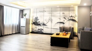 Suite ejecutiva, 2 habitaciones | Caja fuerte, escritorio, cortinas opacas y camas supletorias