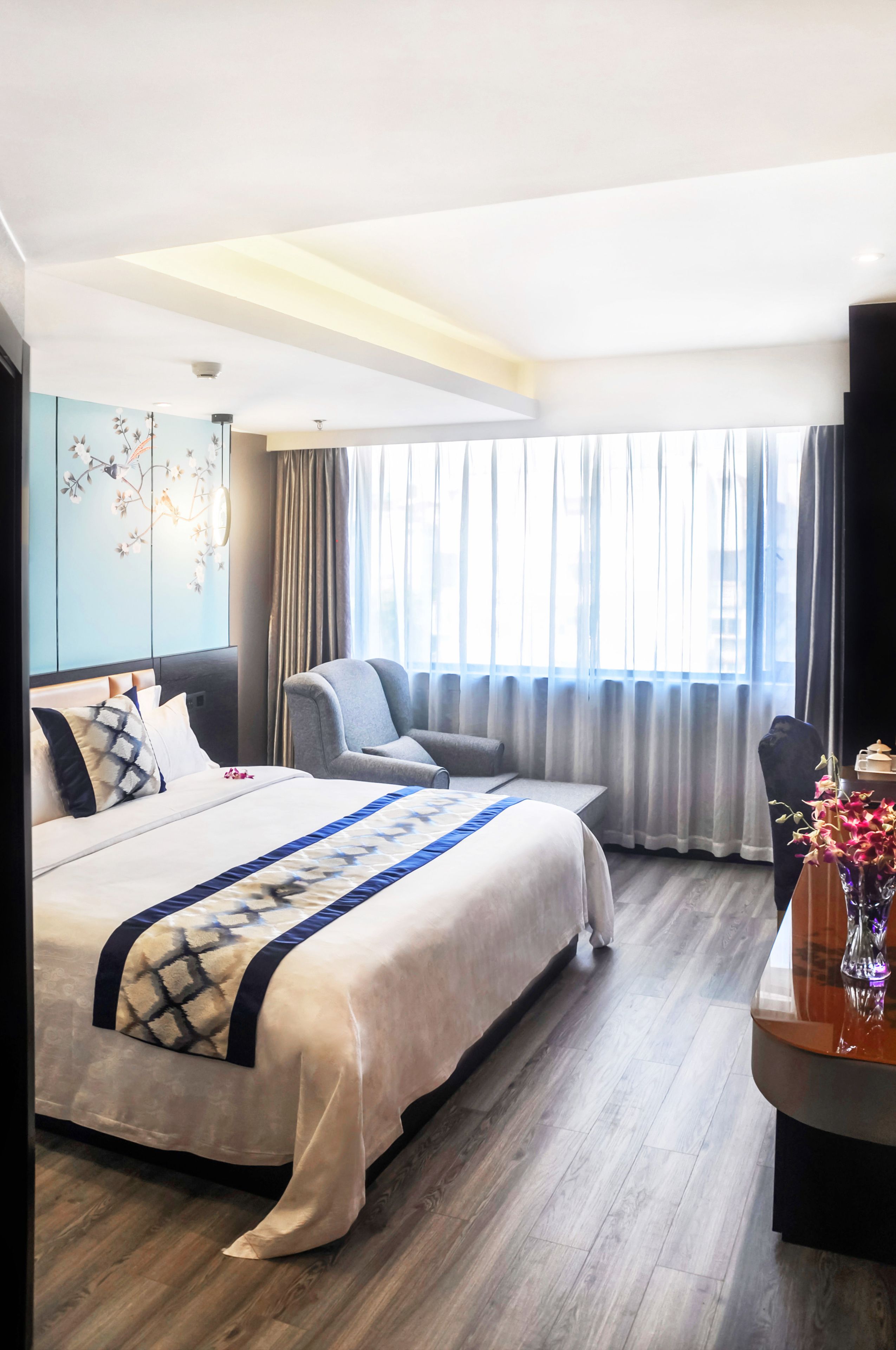 executive suite, 2 bedrooms | in-room safe, desk, blackout curtains, rollaway beds