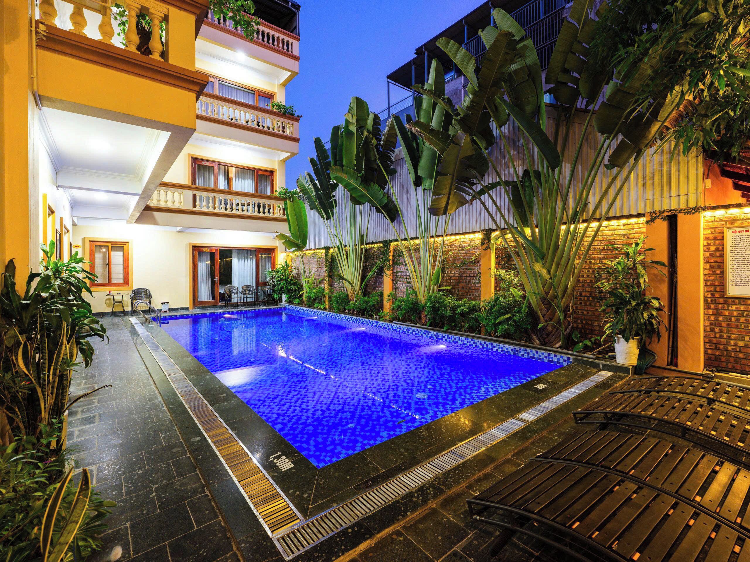 Outdoor pool, sun loungers