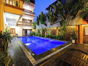Outdoor pool, sun loungers - Lys Homestay (Hoa Lu)