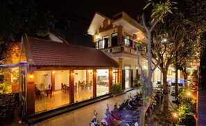 Breakfast, lunch, dinner served; local and international cuisine