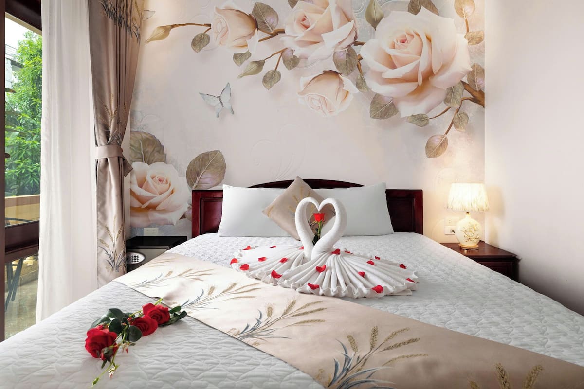 Deluxe Double Room, Balcony | Living area | 40-inch flat-screen TV with cable channels, TV