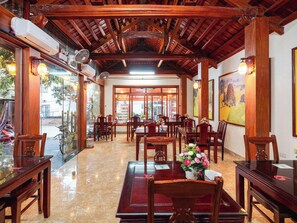 Breakfast, lunch, dinner served; local and international cuisine 