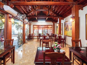 Breakfast, lunch, dinner served; local and international cuisine