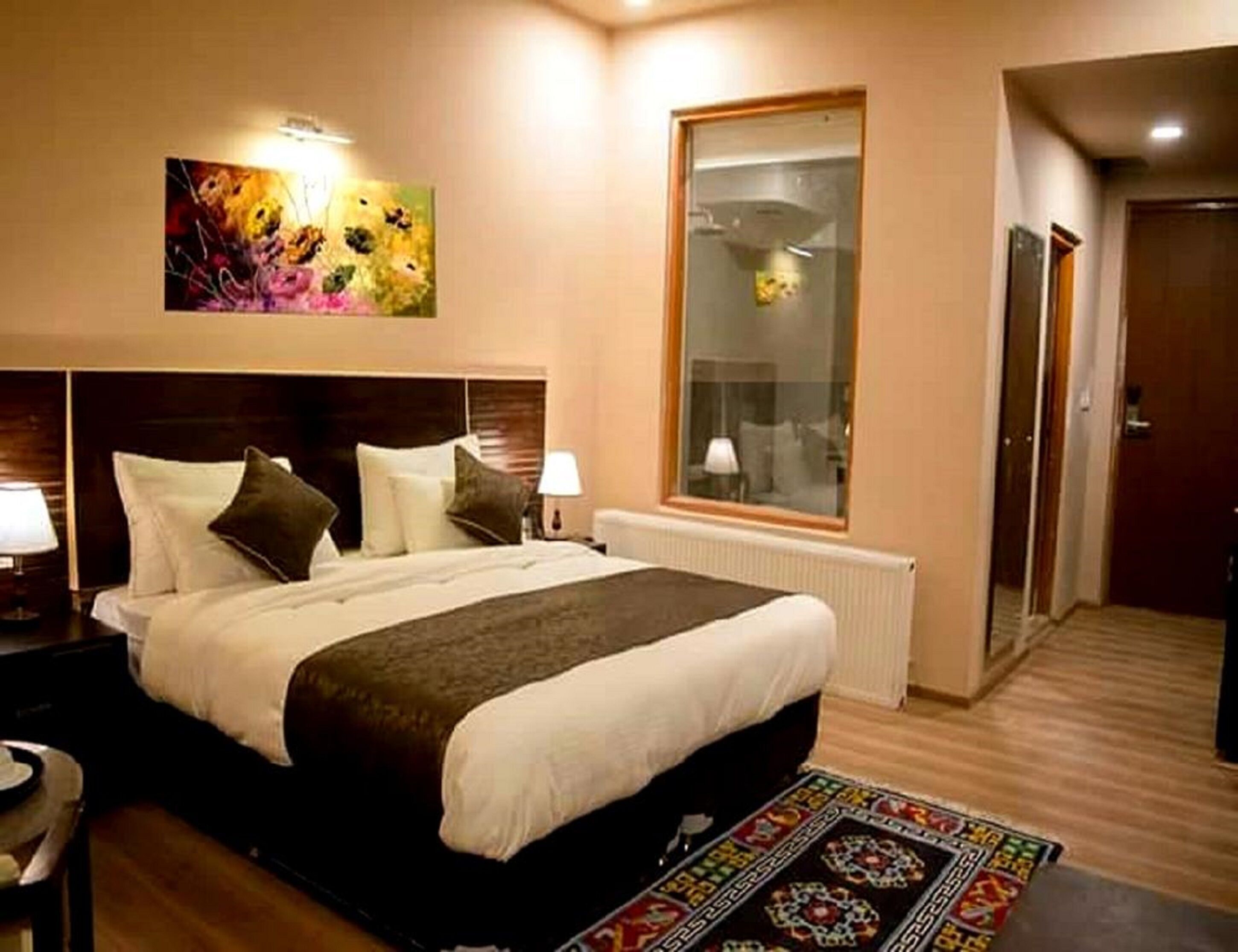 Desk, soundproofing, free WiFi, bed sheets