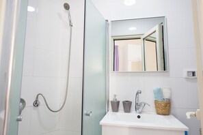 Comfort studio, terras | Badkamer | Een douche, gratis toiletartikelen, handdoeken