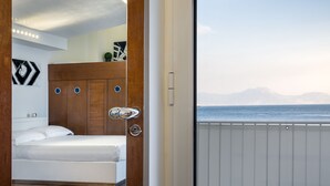 Appartement, 2 chambres, vue sur la mer | 1 chambre, coffre-fort, bureau, fer et planche à repasser