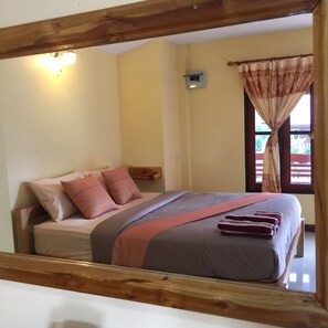 华丽客房 | 办公桌