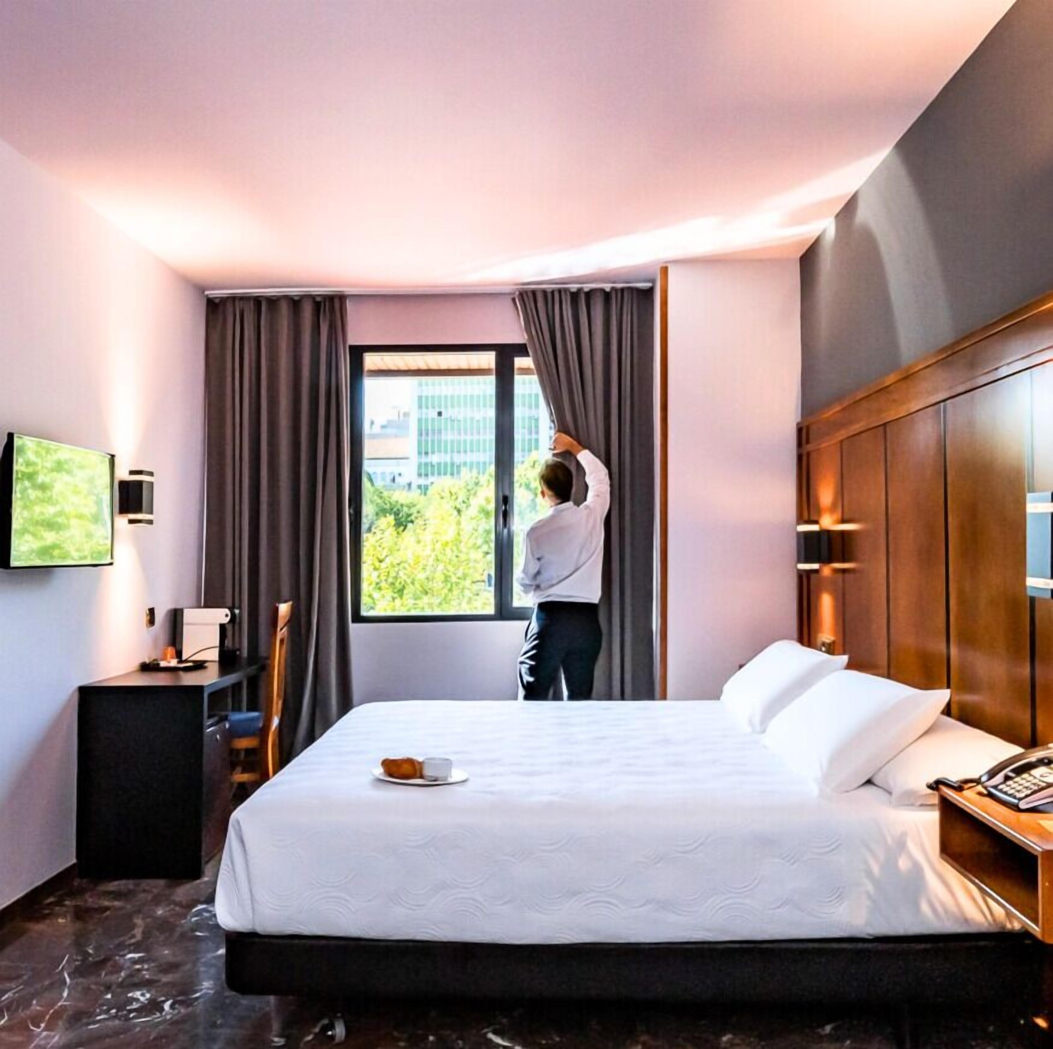 Kamer, 1 twee- of 2 eenpersoonsbedden | Een kluis op de kamer, een bureau, verduisterende gordijnen