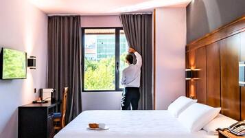 Kamer, 1 twee- of 2 eenpersoonsbedden | 1 slaapkamer, een kluis op de kamer, een bureau