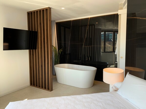 Suite | In-room safe, desk, blackout drapes, soundproofing - Condestable Iranzo (Jaén)