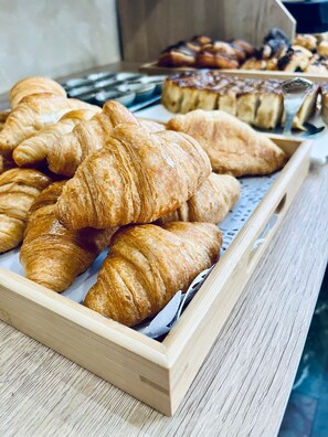 Colazione a buffet, servita tutte le mattine (13 EUR a persona) 