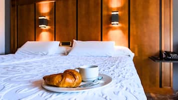 Chambre double ou avec lits jumeaux | Repas dans la chambre