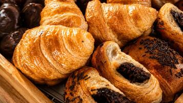 Petit déjeuner buffet servi tous les jours en supplément